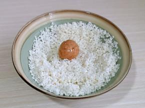 将泡好的糯米水控出，再把肉馅团成肉丸，放入泡发的糯米中，均匀裹上糯米。