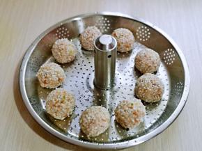 依次做好，放入万慕升降锅的提篮上。(建议肉丸子不要太大，最好大小一致，这样比较好看)