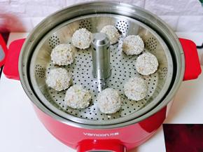 锅中加入足够的水，放上提篮。