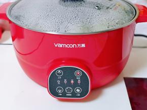 之后转中火再蒸15分钟，断电焖5分钟再打开。