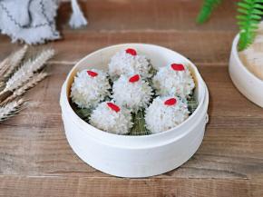 香香的糯米珍珠丸子出锅啦！摆放上泡软的枸杞做装饰。