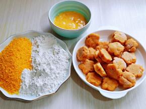 取出冷冻好的鸡块，首先取一块鸡块，沾满面粉，再裹上蛋液，最后均匀裹上面包糠就可以啦！