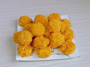 依次裹好面包糠的鸡块。