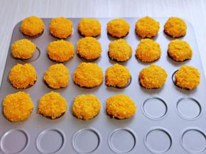 摆放在烤盘上，如果不是不沾烤盘，需要垫一张油纸。