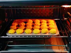 将烤盘入烤箱中层的烤网上。