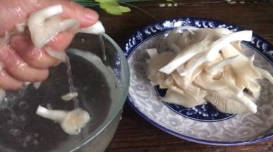 再洗净，挤干水分