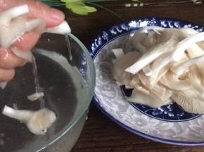 再洗净，挤干水分