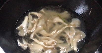 加适量清水，大火煮沸