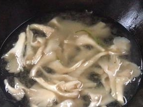 加适量清水，大火煮沸