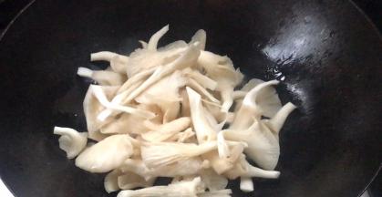 放入蘑菇，翻炒至变软