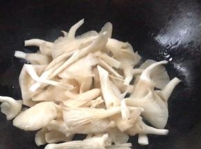 放入蘑菇，翻炒至变软