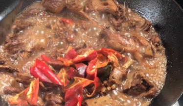 加入红辣椒块，翻炒均匀