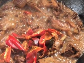 加入红辣椒块，翻炒均匀