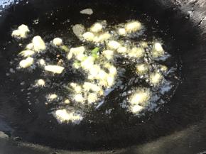起锅热油，爆香蒜末