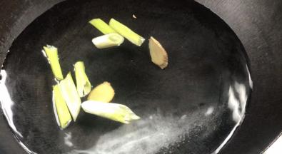 起锅放入半锅清水，加入大葱段、两片姜片和盐