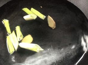 起锅放入半锅清水，加入大葱段、两片姜片和盐