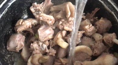 捞出冲洗干净，沥水备用