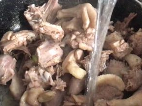 捞出冲洗干净，沥水备用