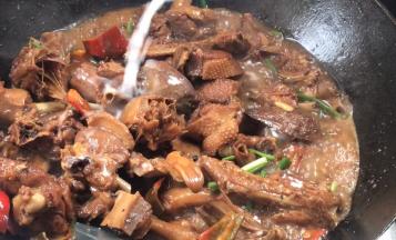 淋入淀粉水勾芡