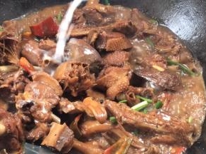 淋入淀粉水勾芡