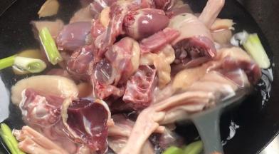 加入鸭肉煮沸至透