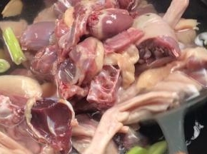 加入鸭肉煮沸至透