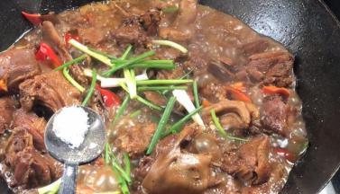 加入小葱段和味精，拌匀