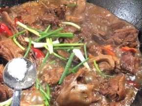 加入小葱段和味精，拌匀