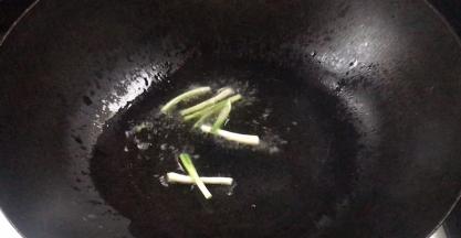 放入葱段爆香
