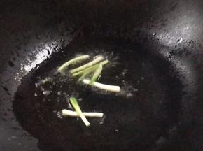 放入葱段爆香