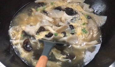 再用锅铲轻轻的推动一下