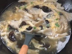 再用锅铲轻轻的推动一下