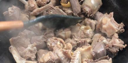 把鸭皮部分，按压在锅底煎