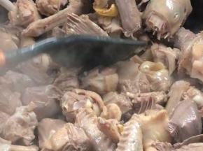 把鸭皮部分，按压在锅底煎