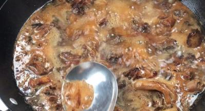 撇去浮沫后，盖上锅盖焖半小时