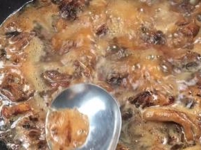 撇去浮沫后，盖上锅盖焖半小时