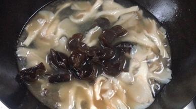 加入水发木耳，煮沸