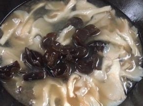 加入水发木耳，煮沸