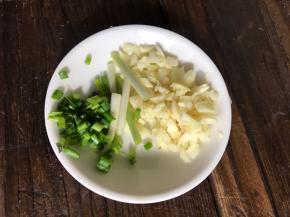 备好蒜末、葱花和葱段