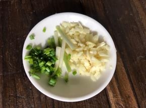 备好蒜末、葱花和葱段