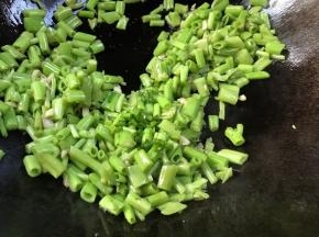 放入葱花，炒匀即可