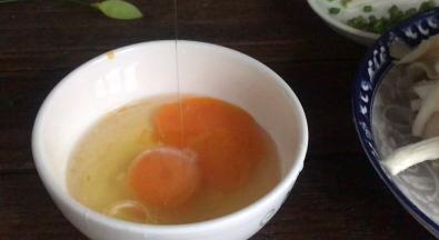 鸡蛋打入碗中，加料酒