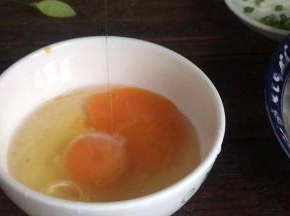 鸡蛋打入碗中，加料酒