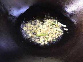 起锅热油，放入蒜末和葱段爆香