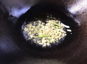 起锅热油，放入蒜末和葱段爆香