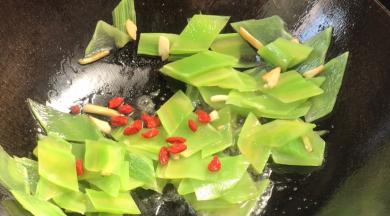 加入枸杞，翻炒均匀即可