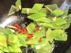 加入枸杞，翻炒均匀即可