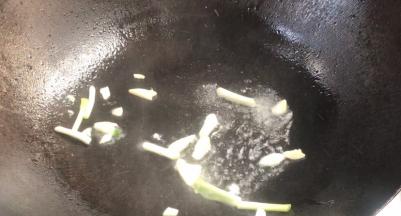 起锅热油，放入蒜末和葱段爆香