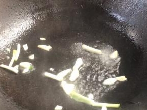 起锅热油，放入蒜末和葱段爆香