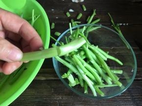 把空心菜梗的根部去掉，洗净沥水